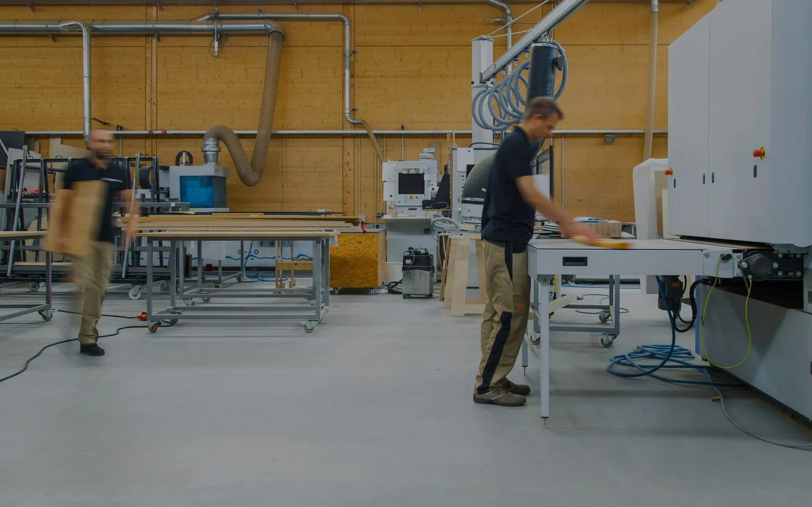 Blick in die Tischlerei Norrbeck: Werkbank, Werkzeug und Massivholz während der Arbeit