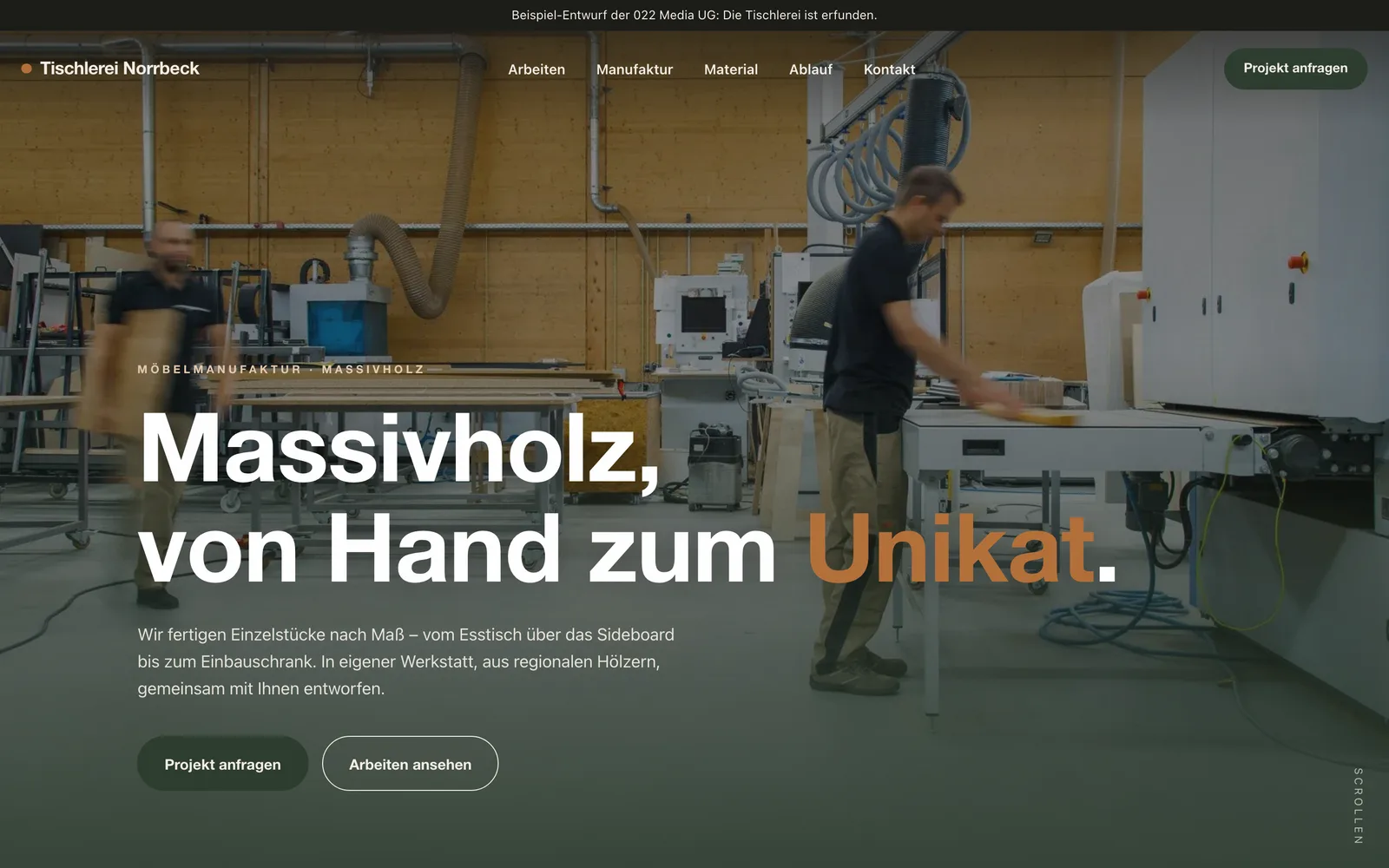 Beispiel-Entwurf für die erfundene Tischlerei Norrbeck am Laptop: großes Werkstattfoto mit der Überschrift „Massivholz, von Hand zum Unikat.“ und dem Knopf „Projekt anfragen“.