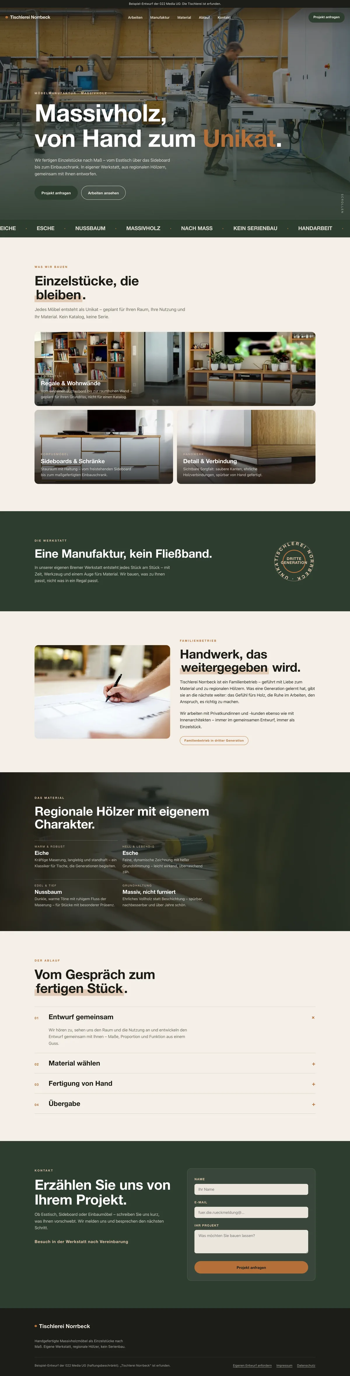 Beispiel-Entwurf am Rechner: Kopfbereich mit einem Werkstattfoto und der Überschrift „Massivholz, von Hand zum Unikat“, darunter Abschnitte mit Möbelfotos zu Regalen, Sideboards und Details, zur Werkstatt, zum Ablauf und zum Kontakt.