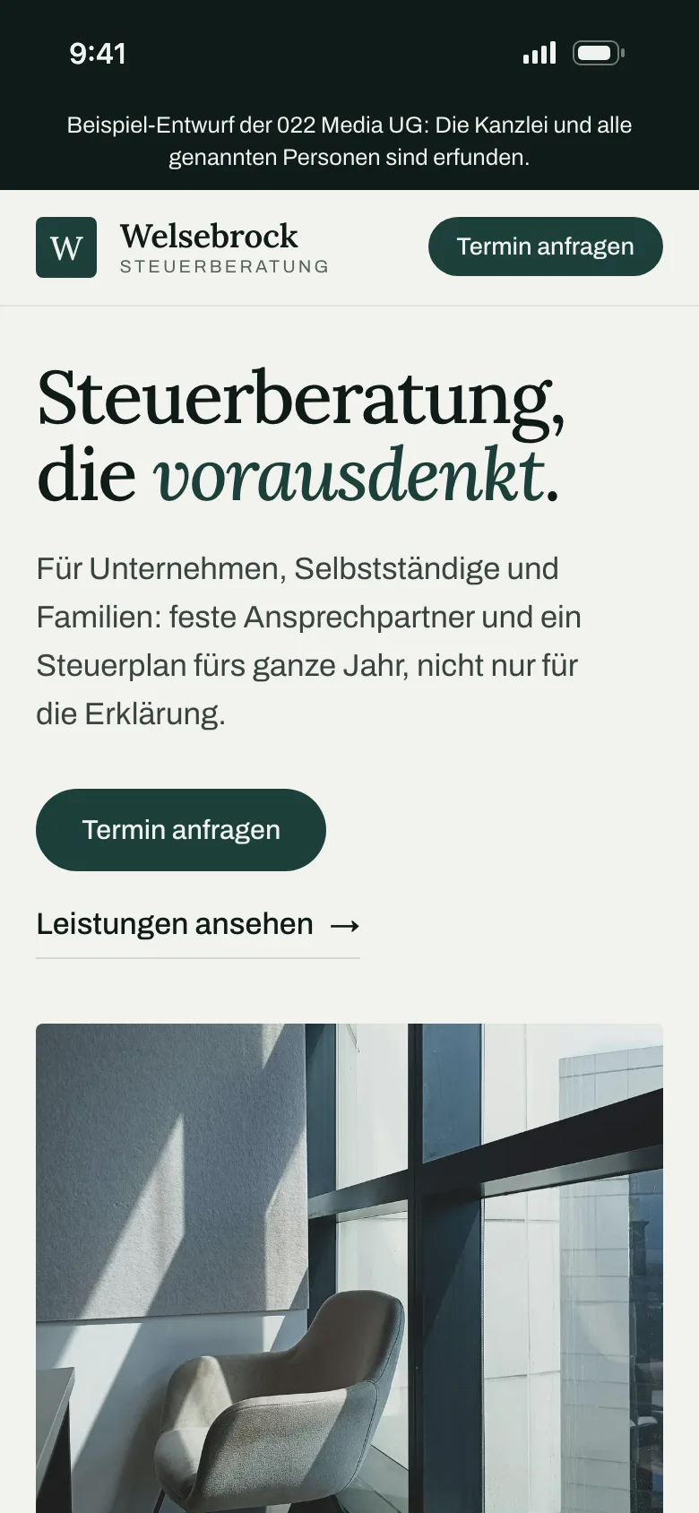 Beispiel-Website der erfundenen Welsebrock Steuerberatung am Handy: Kopfbereich mit der Überschrift „Steuerberatung, die vorausdenkt.“ und dem Knopf „Termin anfragen“.