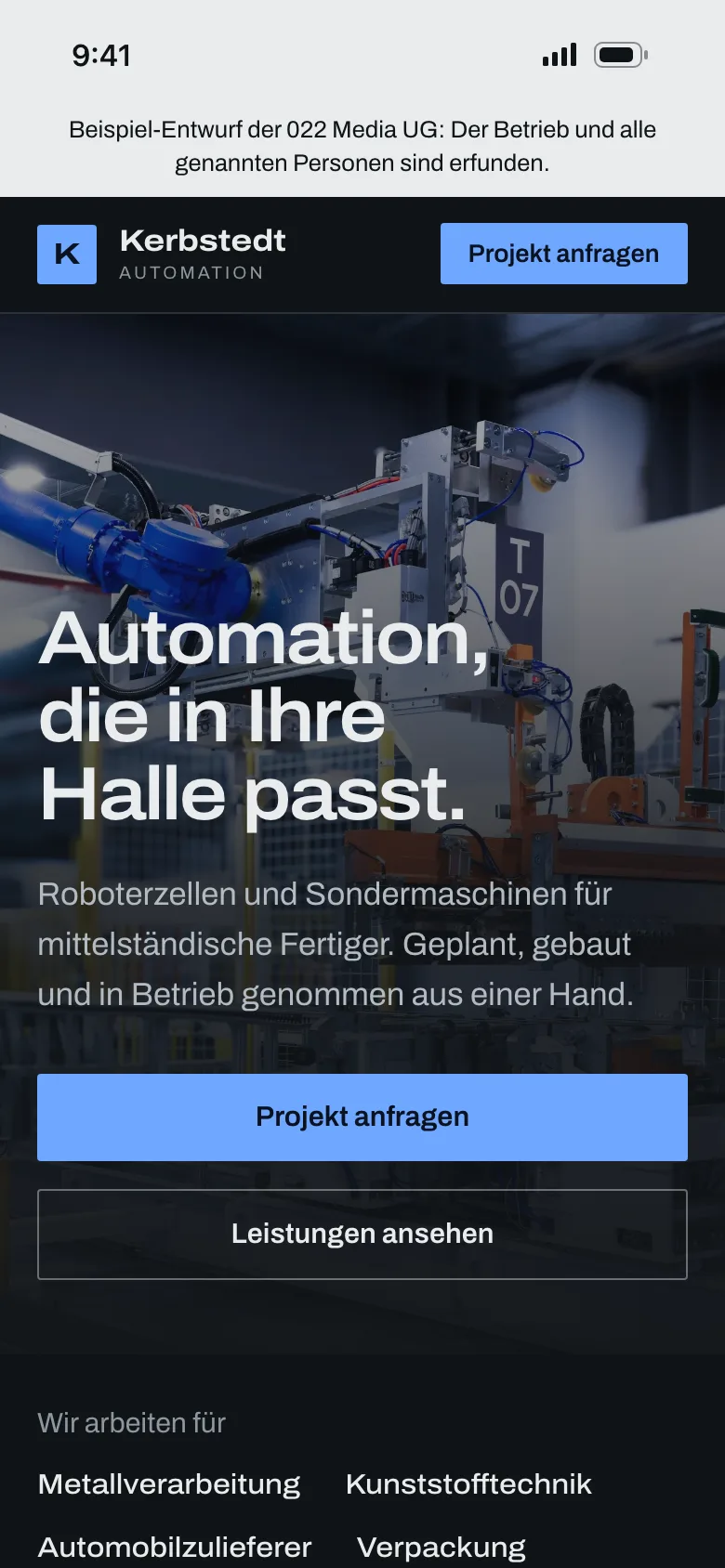 Beispiel-Entwurf der erfundenen Kerbstedt Automation am Handy: Kopfbereich mit einem Industrieroboter, der Überschrift „Automation, die in Ihre Halle passt.“ und dem Knopf „Projekt anfragen“.