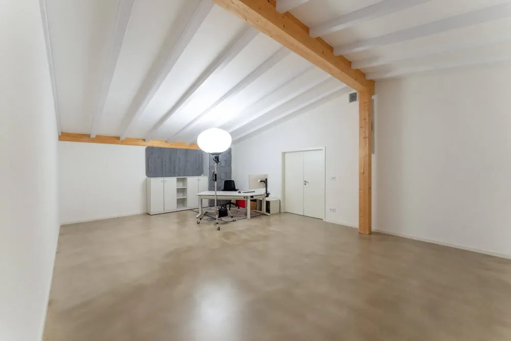 Heller Arbeitsraum bei 022 mit Holzbalkendecke