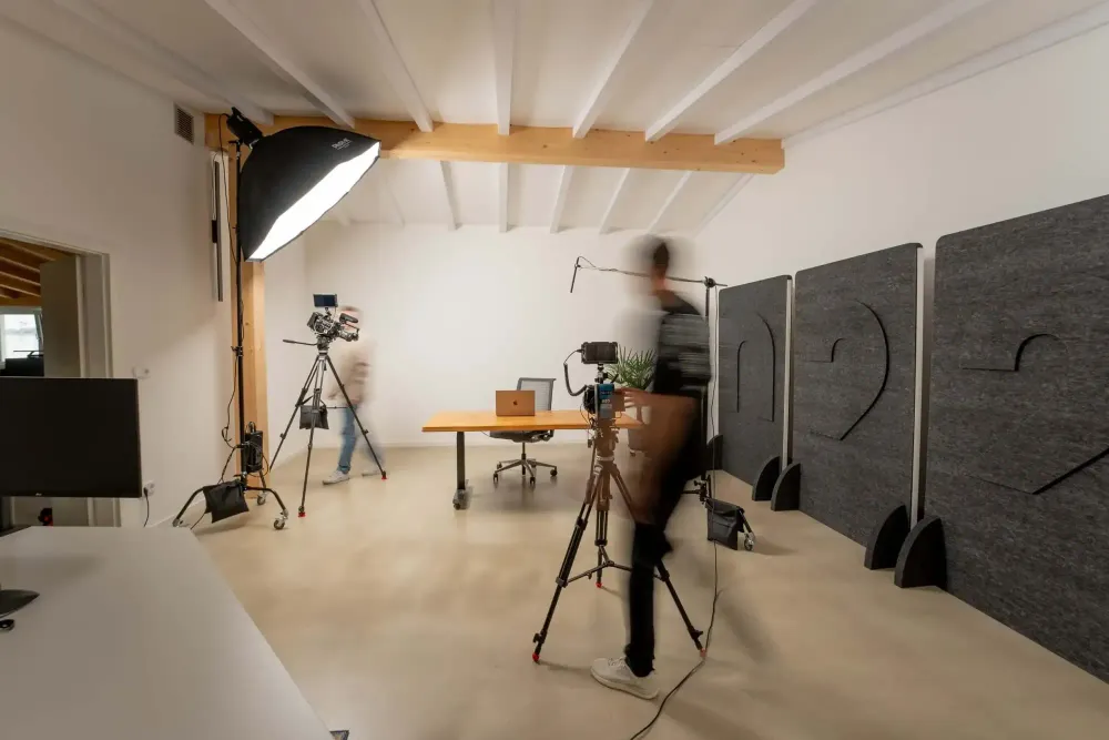 Kamera, Licht und Stative im Produktionsstudio von 022