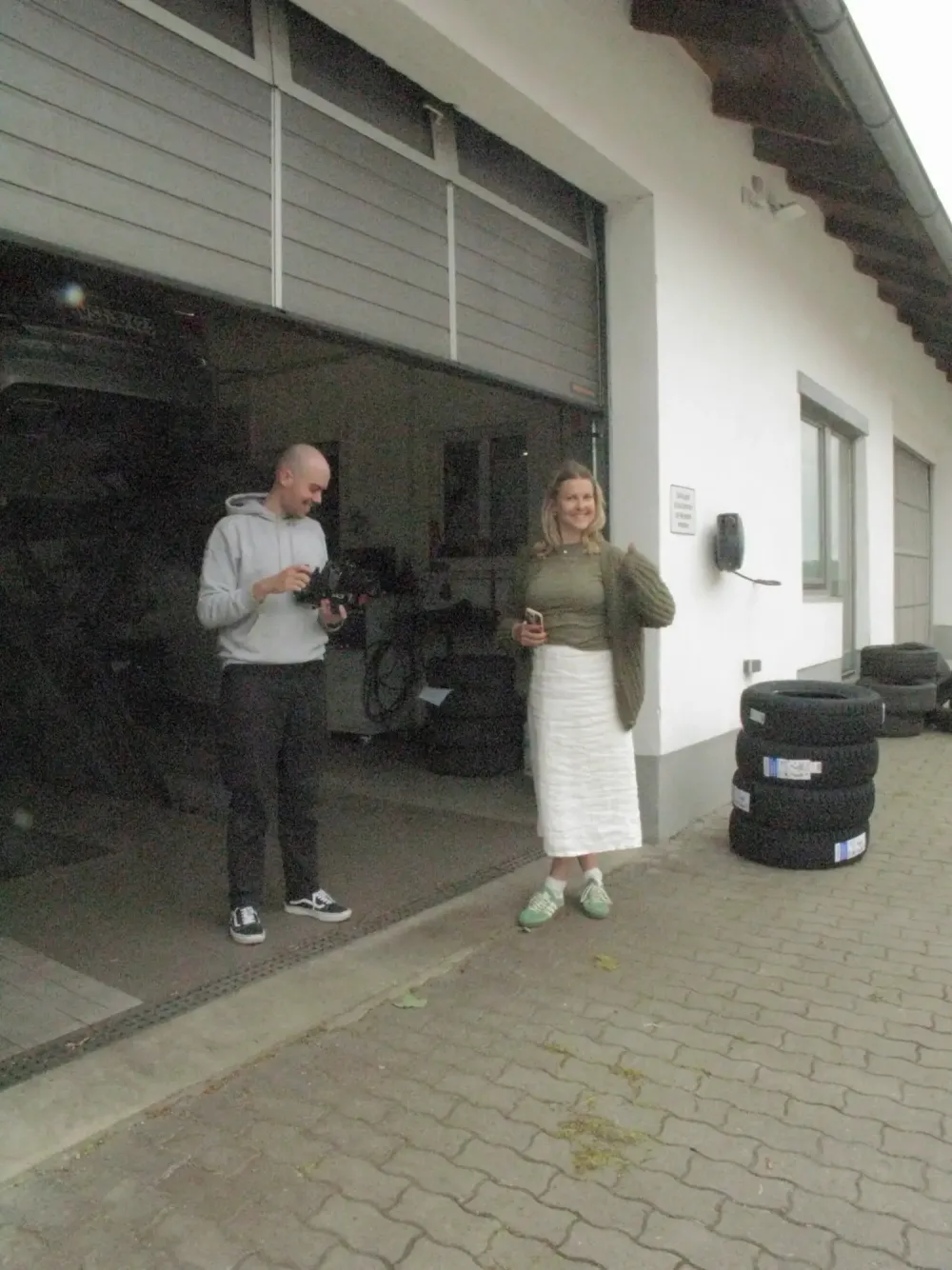 Zwei Personen besprechen ein Projekt vor Ort beim Kunden